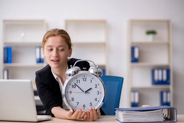 Giovane dipendente donna nel concetto di gestione del tempo — Foto Stock