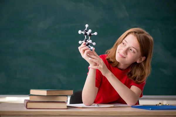 Junge Chemiestudentin bereitet sich im Klassenzimmer auf Prüfungen vor — Stockfoto
