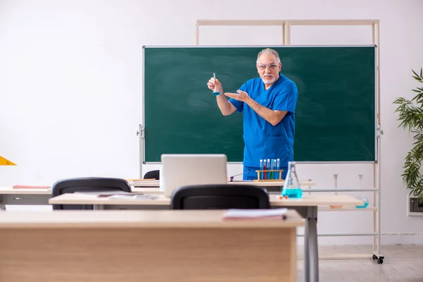 Stary nauczyciel chemik w klasie — Zdjęcie stockowe