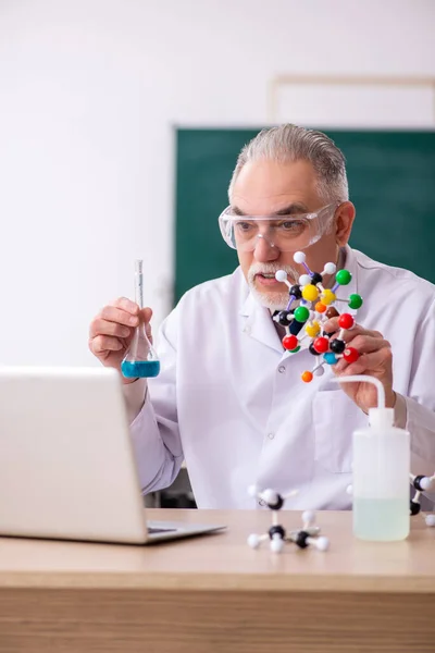 Старий вчитель-хімік у класі — стокове фото