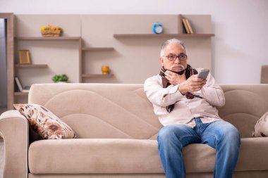 Yaşlı adam evde acı çekiyor.