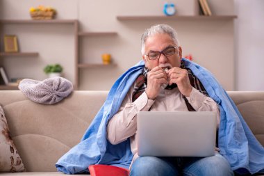 Yaşlı adam evde acı çekiyor.