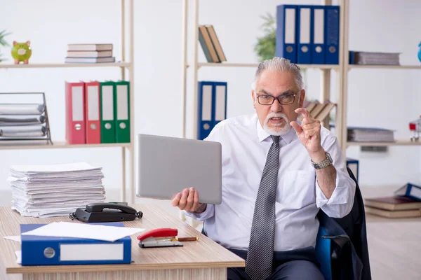 Viejo empleado y demasiado trabajo en la oficina —  Fotos de Stock