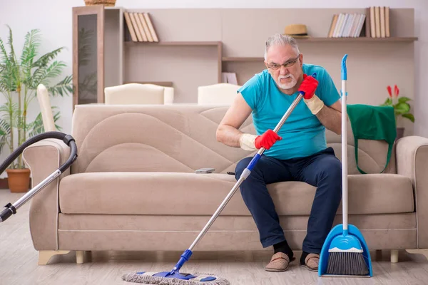 老人在打扫房子 — 图库照片