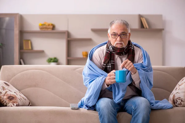 Vieil homme souffrant à la maison — Photo