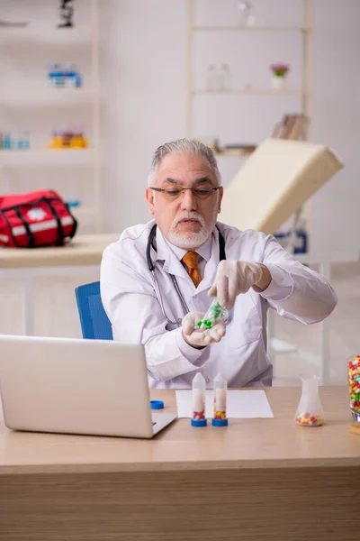 Klinikte çalışan yaşlı bir doktor. — Stok fotoğraf