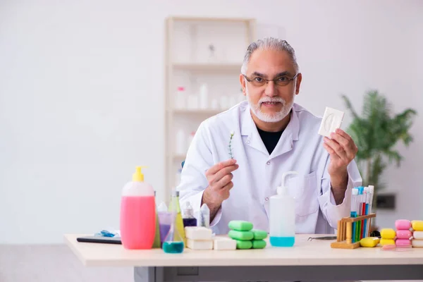 Velho químico masculino testando sabão no laboratório — Fotografia de Stock