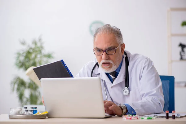 Alte männliche Arzt Apotheker arbeiten im Labor — Stockfoto