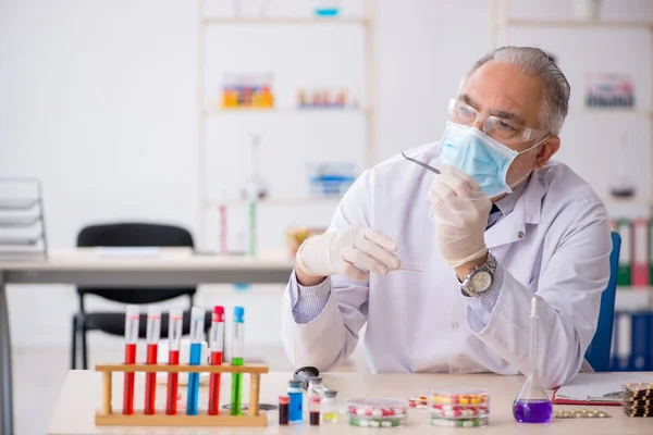 Vecchio chimico maschile nel concetto di sintesi dei farmaci — Foto Stock