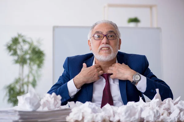 Alte männliche Mitarbeiter im Brainstorming-Konzept — Stockfoto