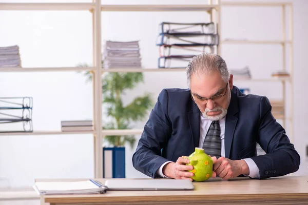 Velho empregado masculino no conceito de aposentadoria — Fotografia de Stock