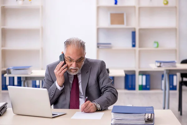 Alt männlich mitarbeiter working im die büro — Stockfoto