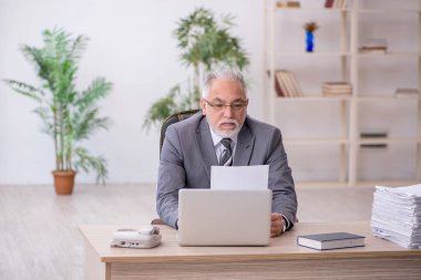 Eski erkek çalışanım ve ofiste çok işim var.