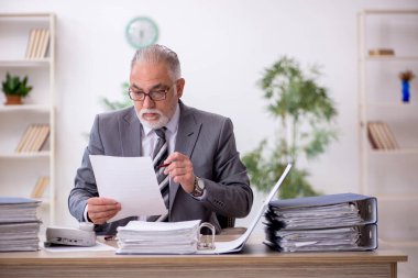 Eski erkek çalışanım ve ofiste çok işim var.