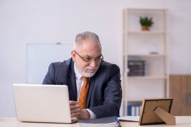 Eski erkek çalışan karısını iş yerinde kaybetmiş.