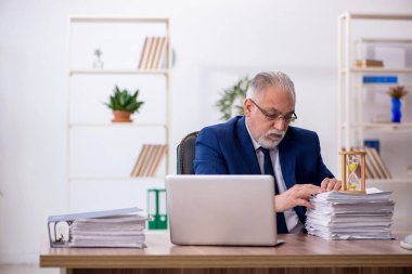 Zaman yönetimi konseptinde eski erkek çalışan