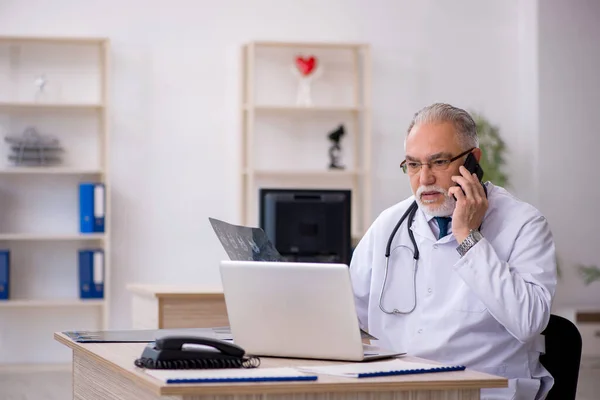 Oude mannelijke arts radioloog werkzaam in de kliniek — Stockfoto