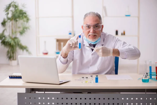 Oude mannelijke chemicus werkt in het lab tijdens een pandemie — Stockfoto