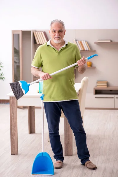 Alter Mann putzt das Haus — Stockfoto