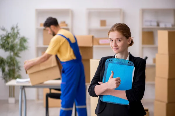 Jonge vrouwelijke baas en mannelijke aannemer doet home relocation — Stockfoto