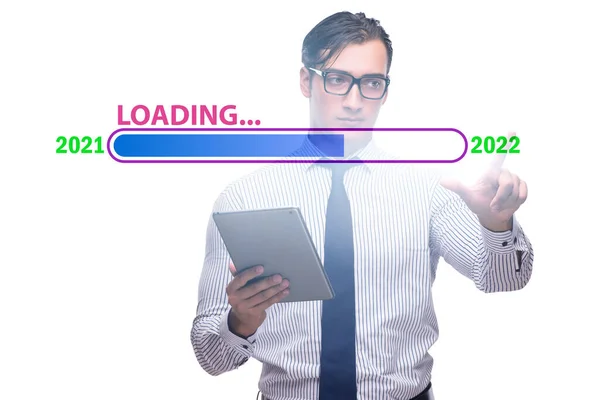 Бізнесмен натискає віртуальну кнопку з 2022 роком — стокове фото