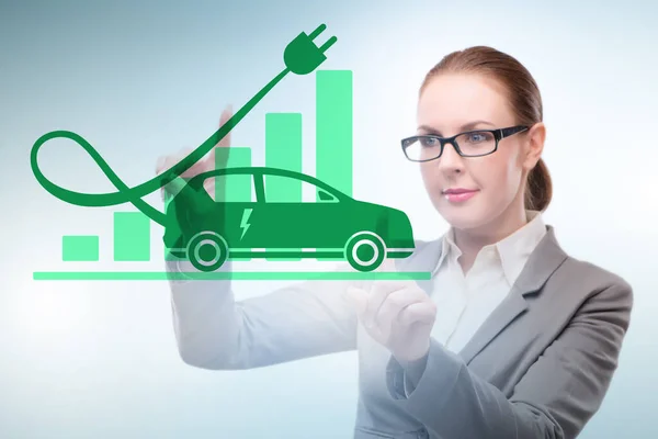 Koncepcja samochodu elektrycznego z businesswoman naciśnięciem przycisku — Zdjęcie stockowe
