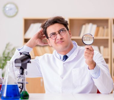 Çılgın bilim adamı bir laboratuarda deneyler yapıyor.