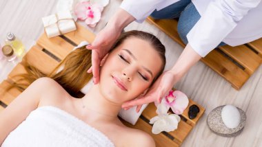 Salondaki spa prosedürü sırasında genç bir kadın.