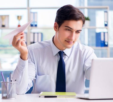 Seyahat acentesinde çalışan satış temsilcisi.