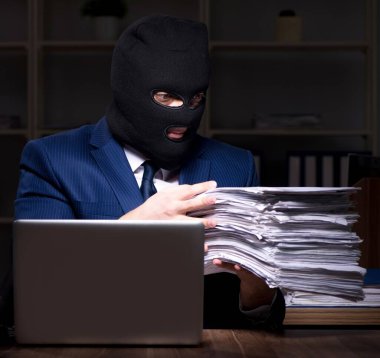 Erkek çalışan ofis gece bilgi çalmak