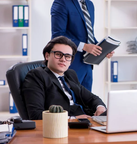 Patron et son assistant masculin travaillant au bureau — Photo