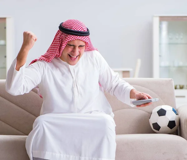 Homem árabe assistindo futebol esporte na tv — Fotografia de Stock