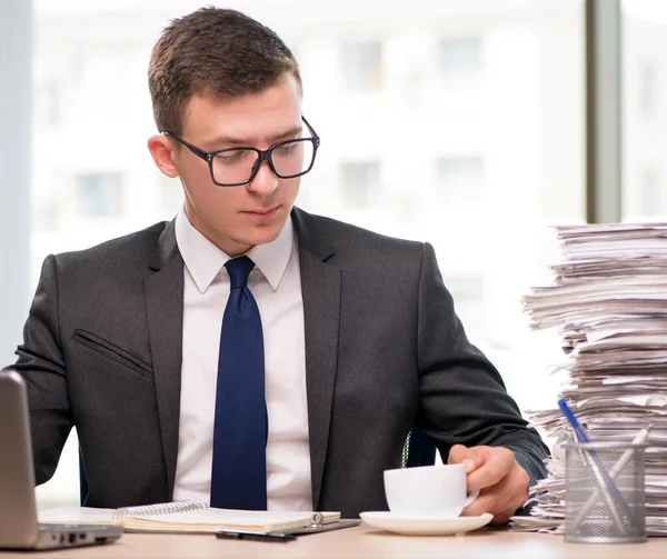 Молодой бизнесмен пьет чай в офисе — стоковое фото