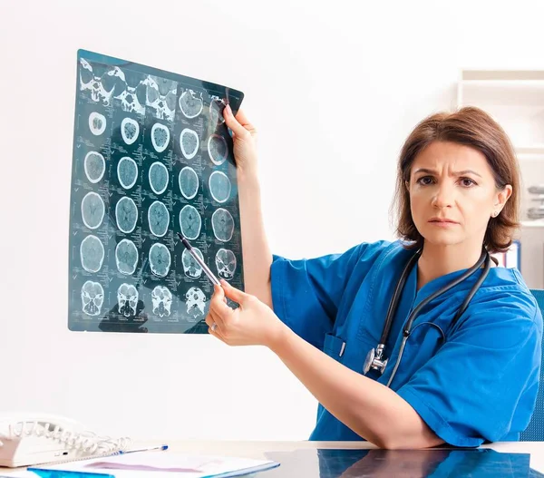 Il medico radiologo donna che lavora alla clinica — Foto Stock