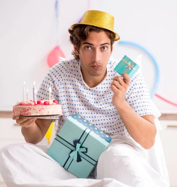 Den unge mannen firar sin födelsedag på sjukhuset — Stockfoto