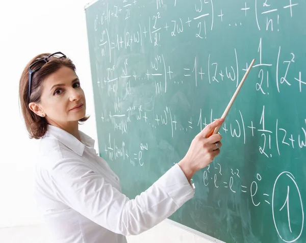 La profesora de matemáticas delante de la pizarra — Foto de Stock