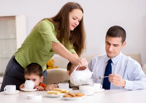 Família feliz tomando café da manhã juntos em casa — Fotografia de Stock