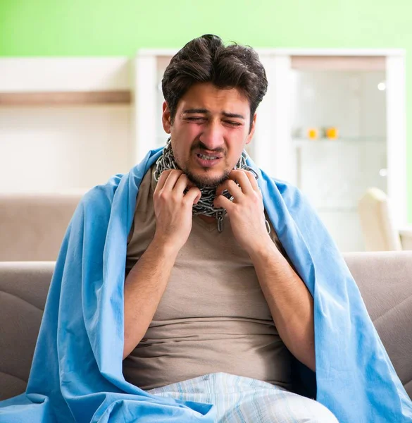 Хворий молодий чоловік, який страждає від грипу вдома — стокове фото