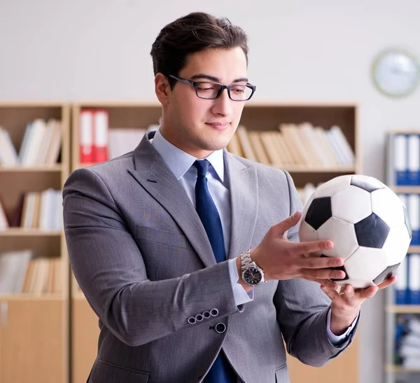 Бізнесмен з футбольним м'ячем в офісі — стокове фото
