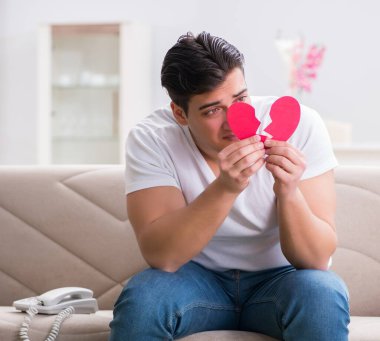 Üzgün Aziz Sevgililer Günü konsepti içinde genç bir adam