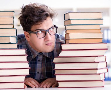 İnek öğrenci üniversite sınavlarına hazırlanıyor.