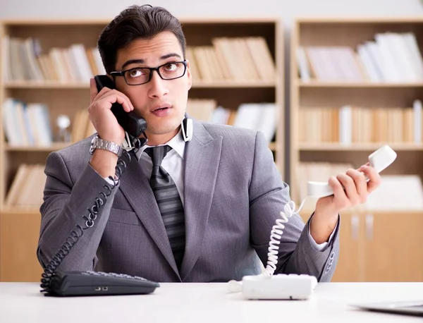 Operator Helpdesk rozmawiający przez telefon w biurze — Zdjęcie stockowe