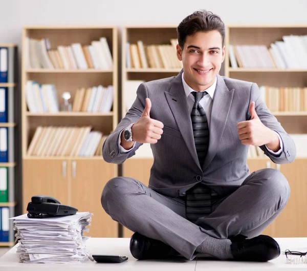 Jungunternehmer meditiert im Büro — Stockfoto