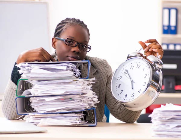 Die schwarze Mitarbeiterin ist unzufrieden mit exzessiver Arbeit — Stockfoto