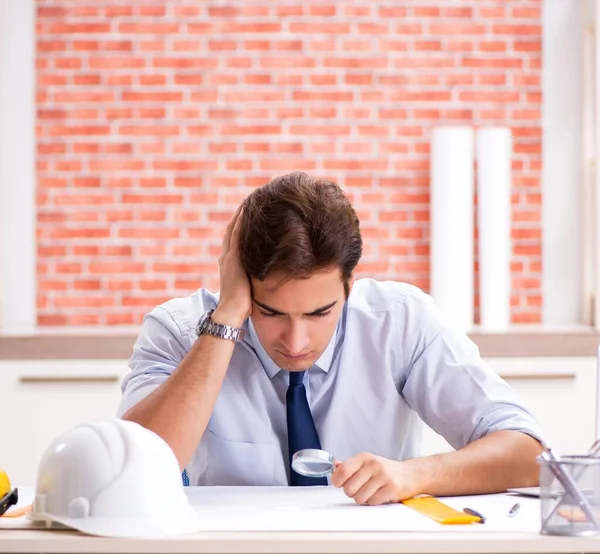 The construction supervisor working on blueprints — Stock Photo, Image