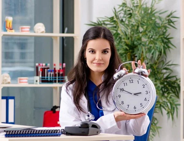 De vrouwelijke arts die in de kliniek werkt — Stockfoto