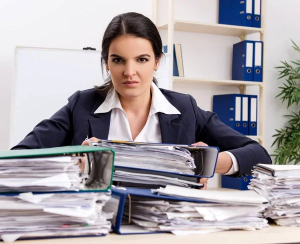 Kadın çalışan aşırı işten memnun değil.