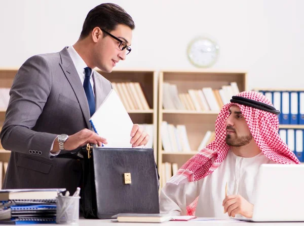 Разнообразная бизнес-концепция с арабским бизнесменом — стоковое фото