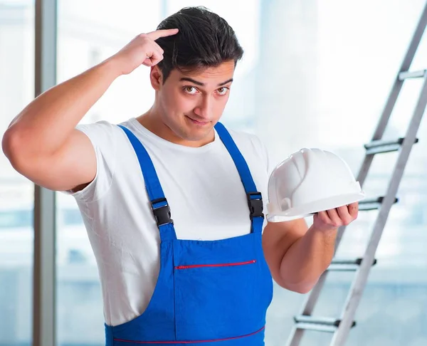 Jovem trabalhador com capacete de segurança hardhat — Fotografia de Stock