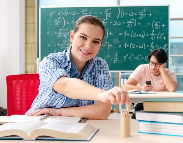 Los jóvenes estudiantes que toman el examen de matemáticas en el aula — Foto de Stock